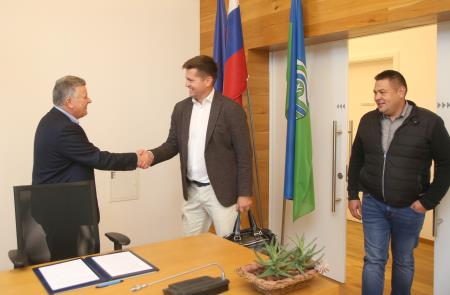 PODPIS POGODBE DOLENJE JEZERO 02 FOTO LJUBO VUKELIČ